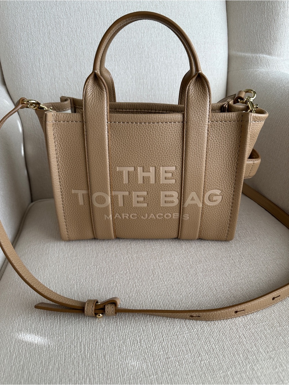 MARC JACOBS THE LEATHER SMALL TOTE BAG IN CAMEL
